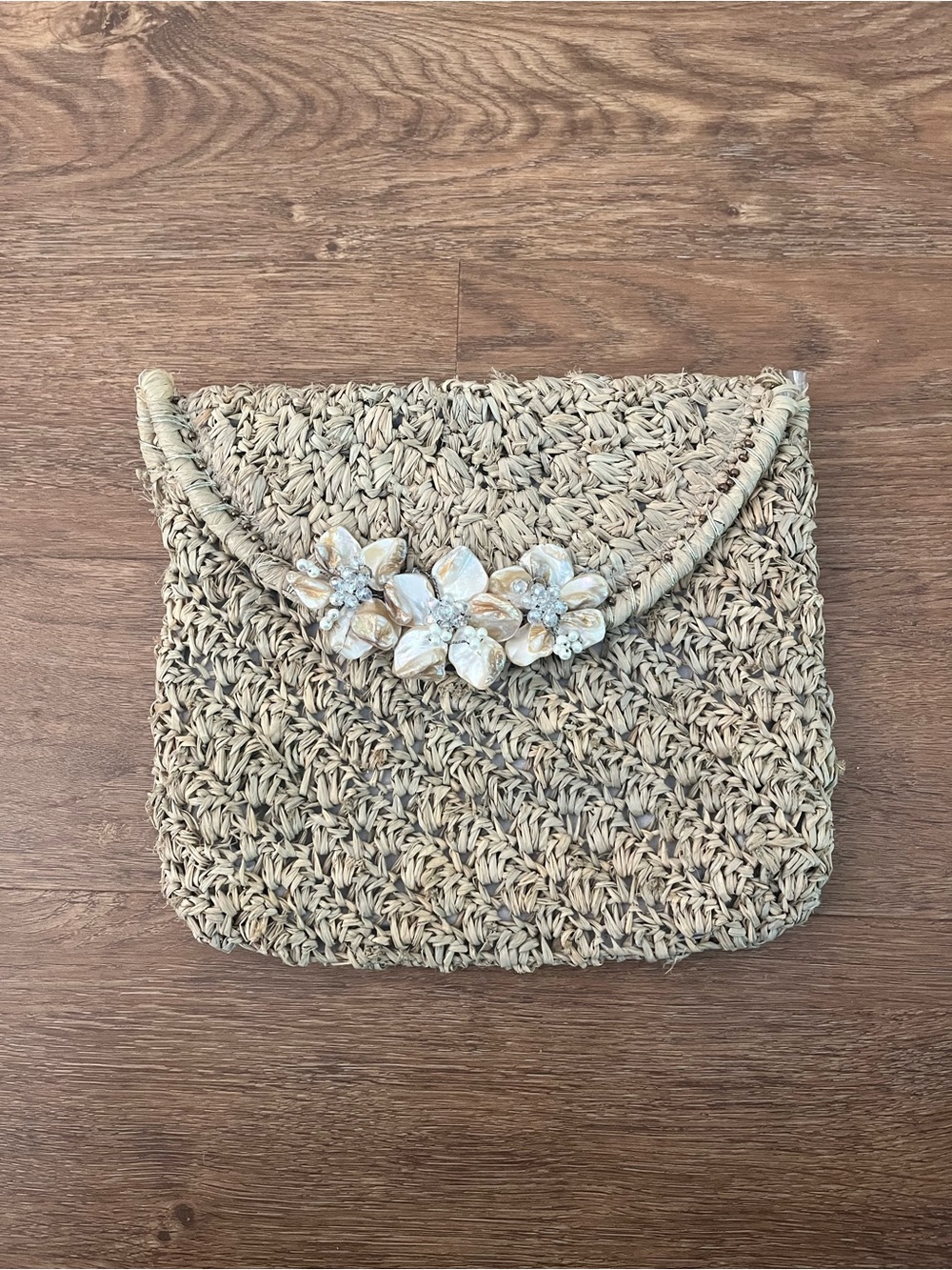 Tommy Bahama Straw Raffia Fold Over Clutch Bag with Floral Shell Detail Trim - Picture 1 of 4